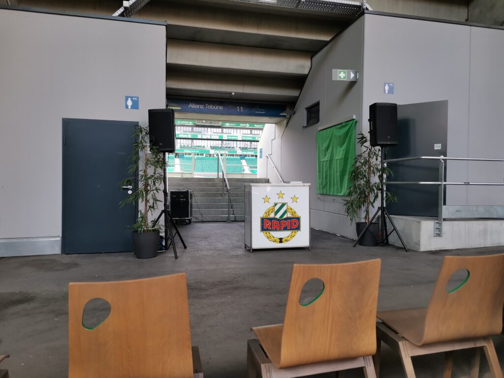 Sektor 11, Allianz Tribüne, mit Sicht auf das Podium und die noch verhüllte Ehrentafel